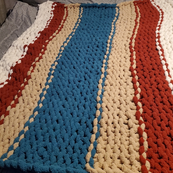 Big Yarn Blanket - Picture 2 of 3